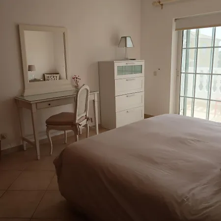 Santos In Quinta Do Кинта-до-Лаго